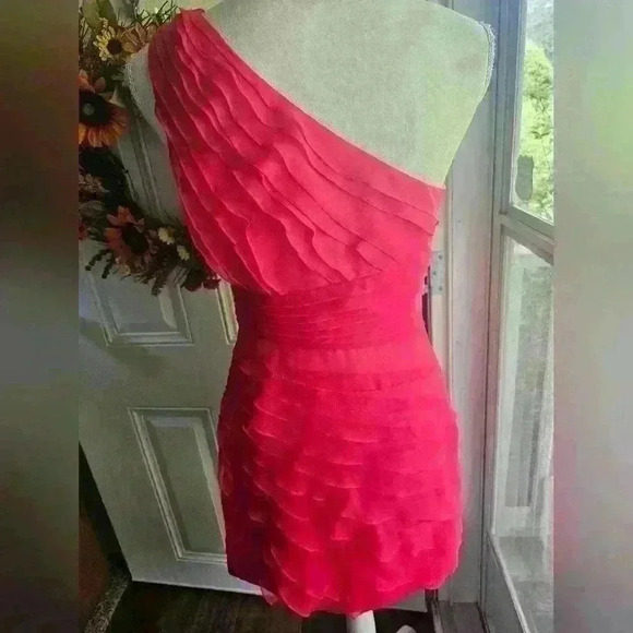 Cache off the shoulder ruffle hot pink dress size 6 - Picture 3 of 3